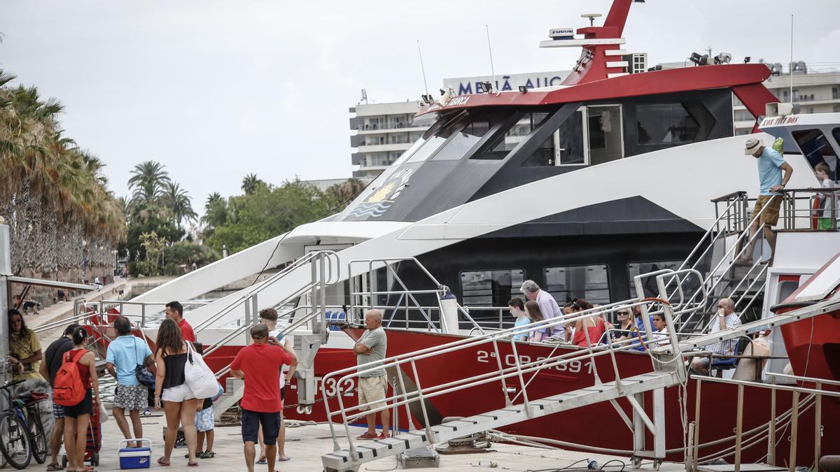 Uno de los barcos que conectan actualmente Tabarca y Alicante.