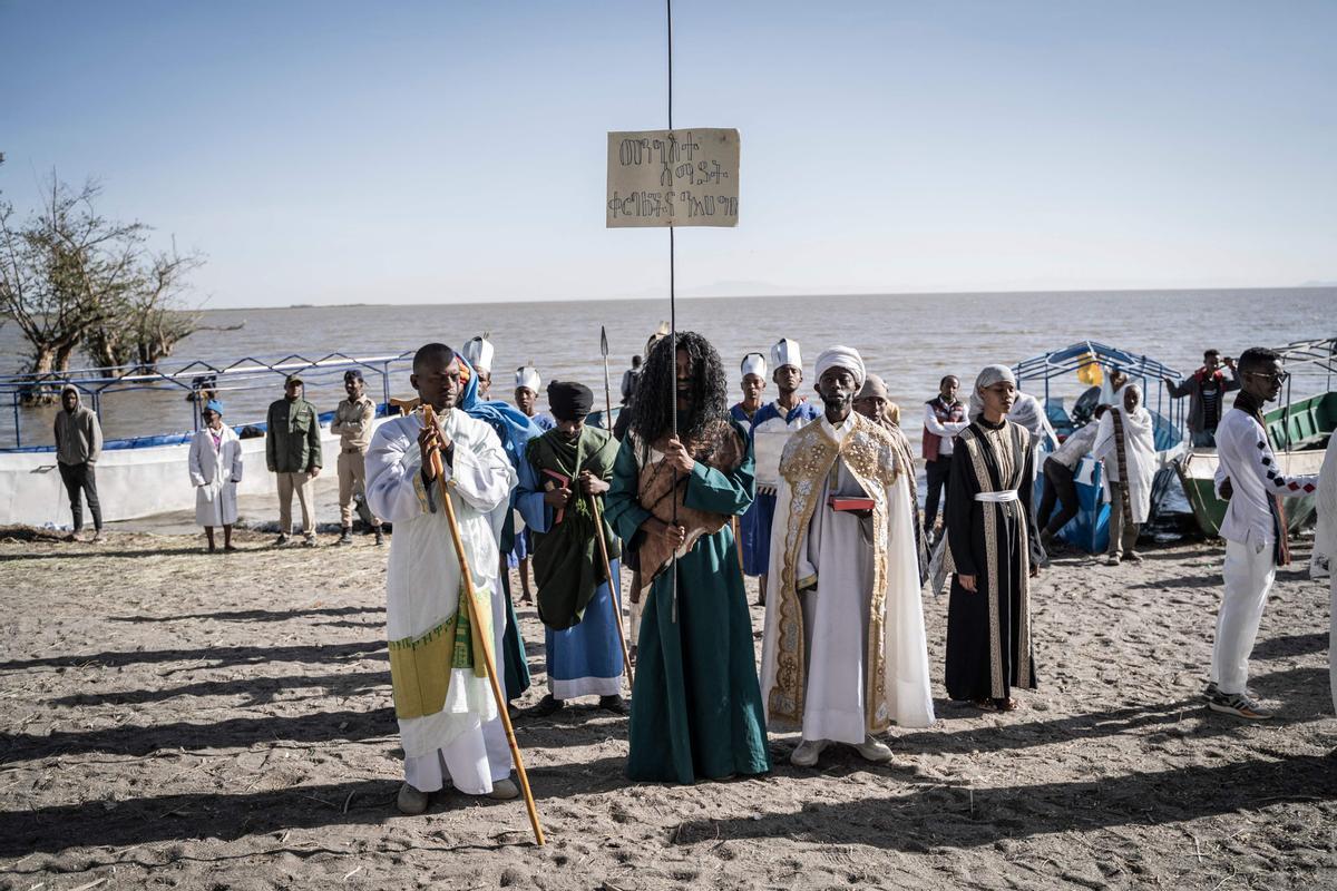 Los devotos ortodoxos etíopes asisten a una oración durante la celebración de la Epifanía de Etiopía en la orilla del lago Batu, Etiopía