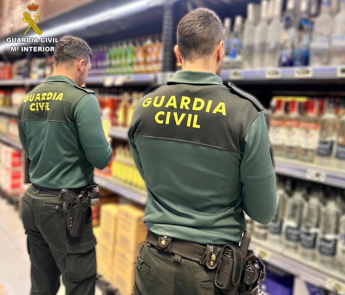 Imagen de la Guardia Civil inspeccionando el local denunciado