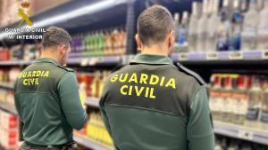 Imagen de la Guardia Civil inspeccionando el local denunciado