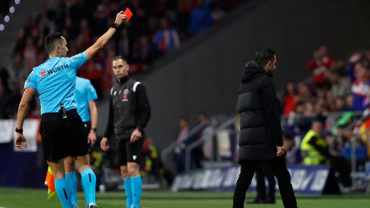 Sánchez Martínez expulsa a Xavi con tarjeta roja directa en la primera parte del Atlético-Barça en el Metropolitano.