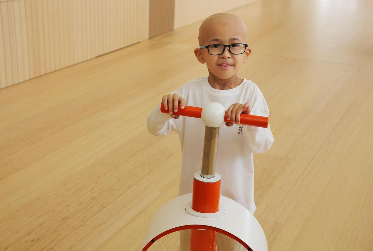 Nurali jugando en el vestíbulo del Pediatric Cancer Center de Sant Joan de Déu.