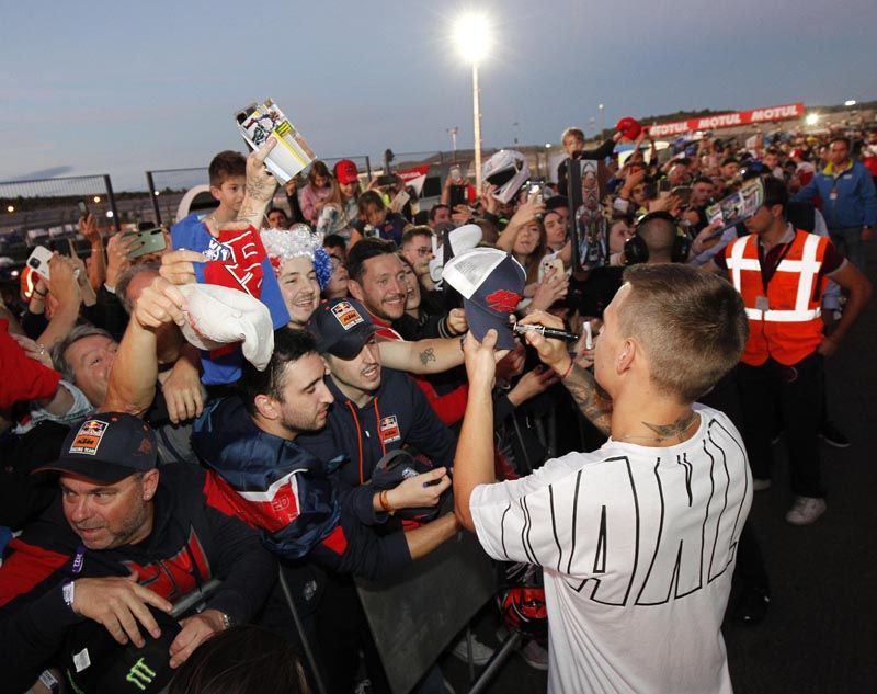 Ambientazo en Cheste | La afición disfruta con el Pit Walk