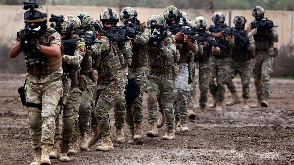 Militares italianos entrenan tropas antiterroristas iraquís en una base en el Aeropuerto de Bagdad.