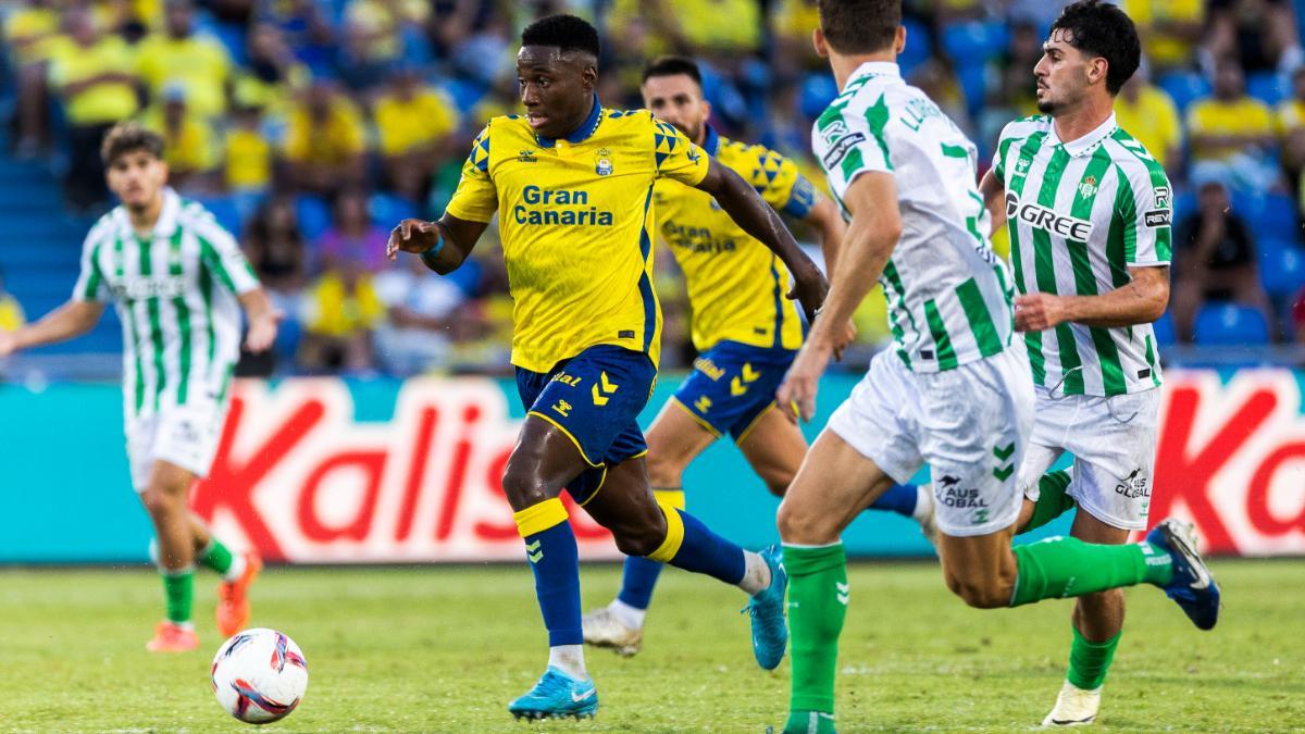 El centrocampista portugués de la UD Las Palmas Dário Essugo, frente al Real Betis