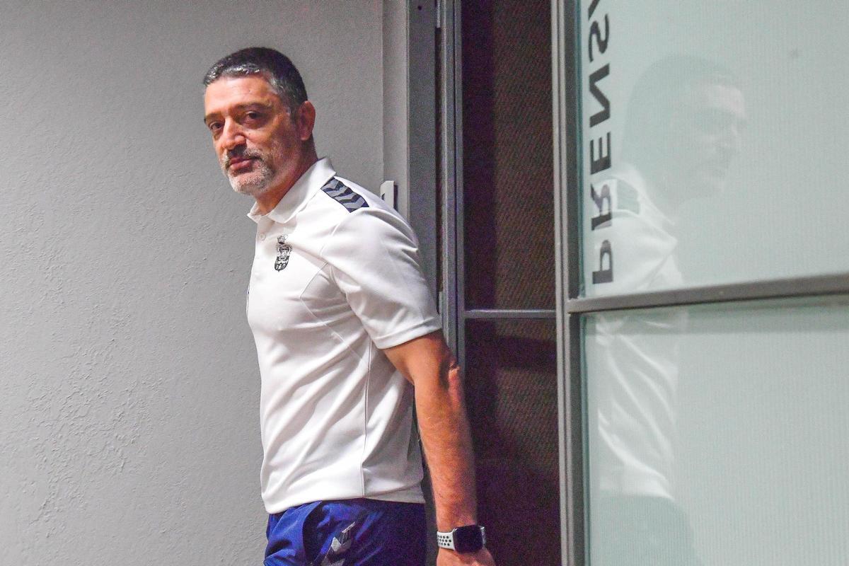 Xavi García Pimienta entra a la sala de prensa de Barranco Seco.