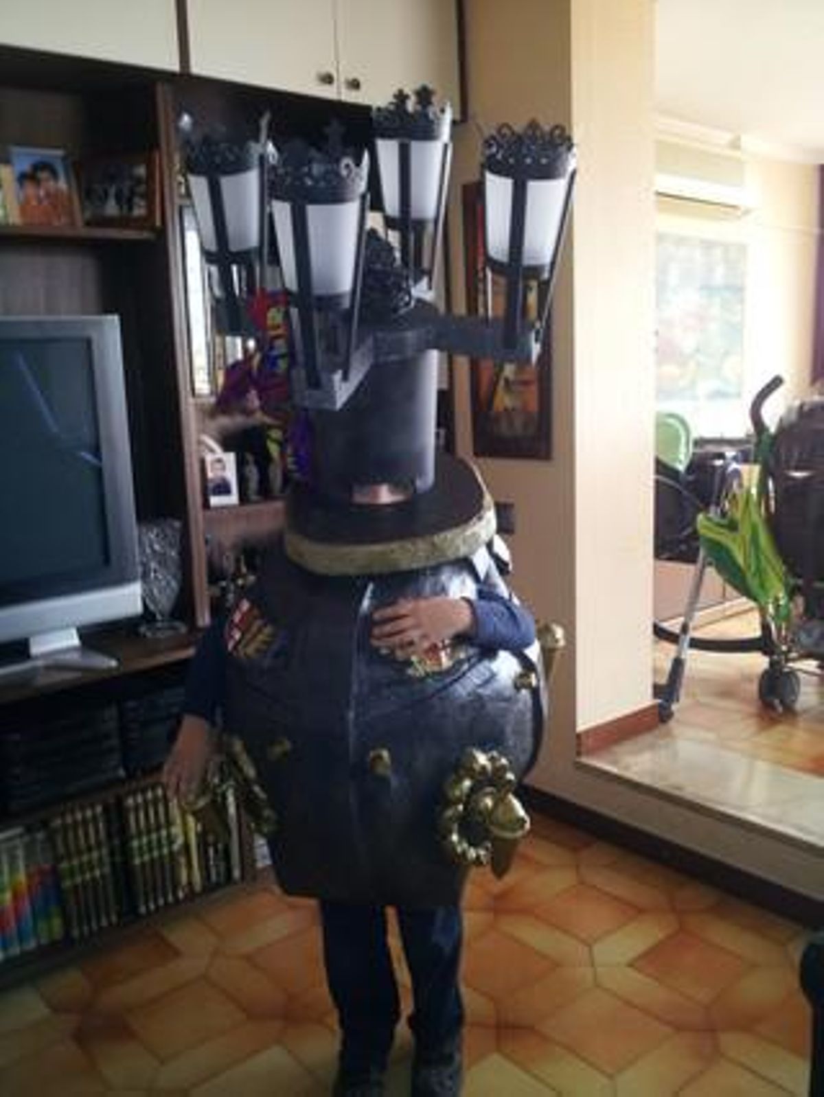Marc Gordo, de la classe dels Gegants, disfressat de font de Canaletes. FOTO: ALBERTO GORDO
