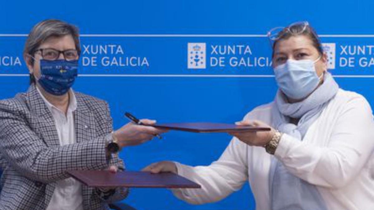 Rosa Quintana y Lina Solla, durante la firma.   | // MAR