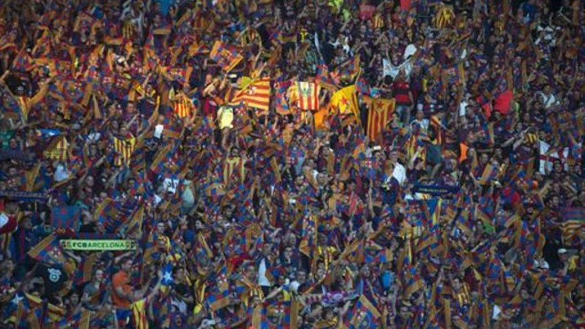 Aficionados del Barça lucen banderas independentistas en el Estadio Olímpico de Berlín, el pasado 6 de junio.