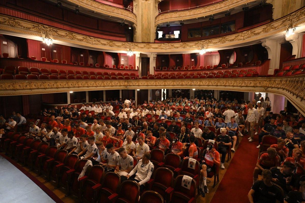 Los corredores, en la reunión general del Tour, en la platea de la Ópera de Lille.