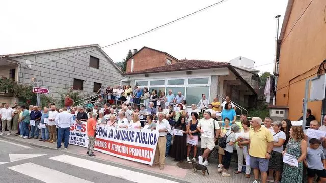 Vecinos de Ponte Sampaio salen a la calle en protesta por la falta de médicos en su consultorio