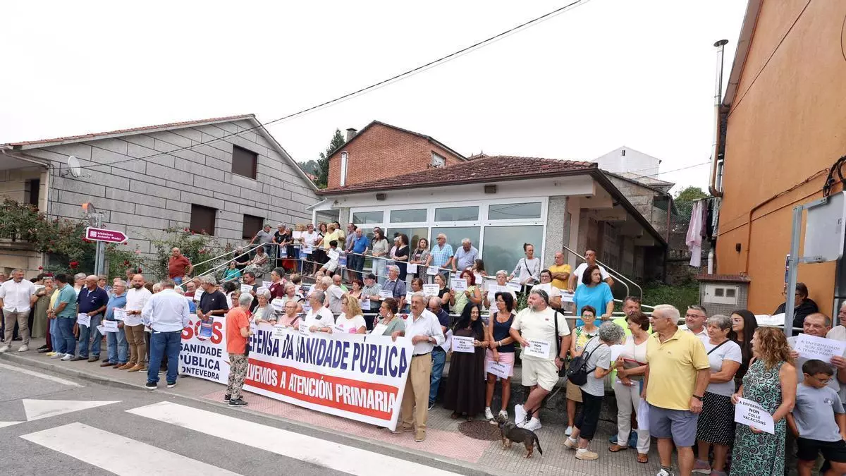 Vecinos de Ponte Sampaio salen a la calle en protesta por la falta de médicos en su consultorio