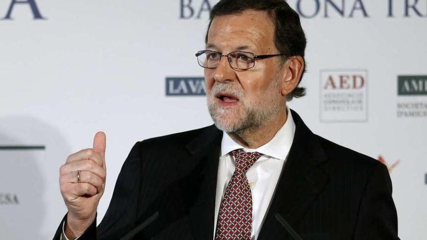 La canciller alemana, Angela Merkel, se interesa ayer por la salud de Rajoy en la cumbre de Bruselas.