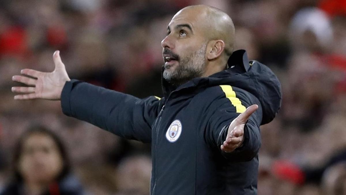 Pep Guardiola se lamenta en Anfield, durante el Liverpool-City