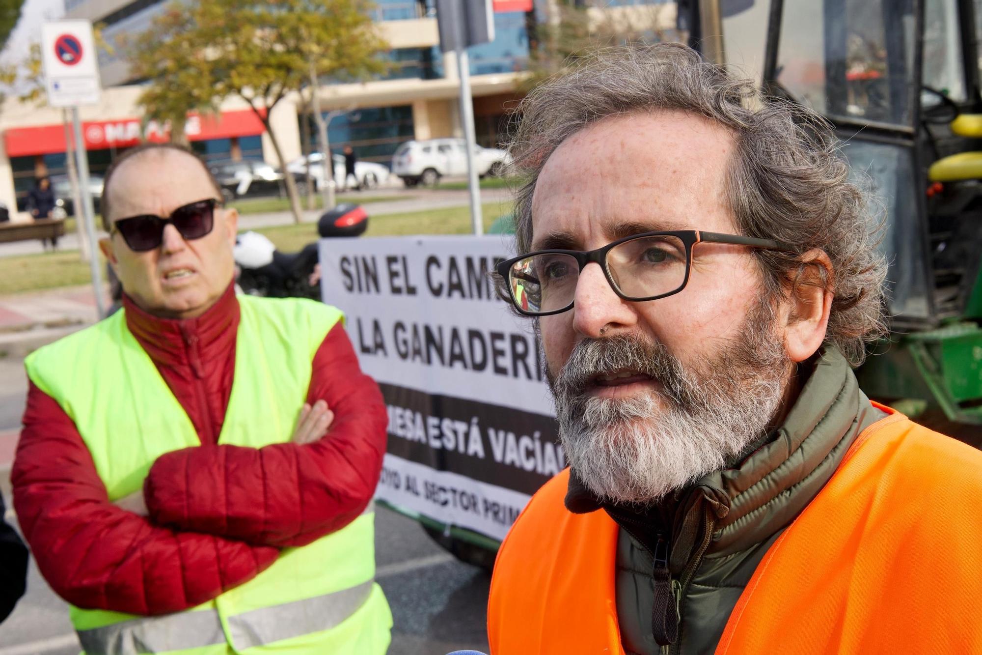 Las imágenes de la protesta de agricultores que ha colapsado el tráfico en Murcia