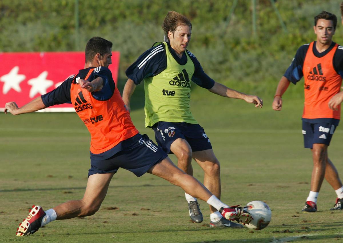 Gaizka Mendieta en un entrenamiento con la selección española de fútbol en 2002.