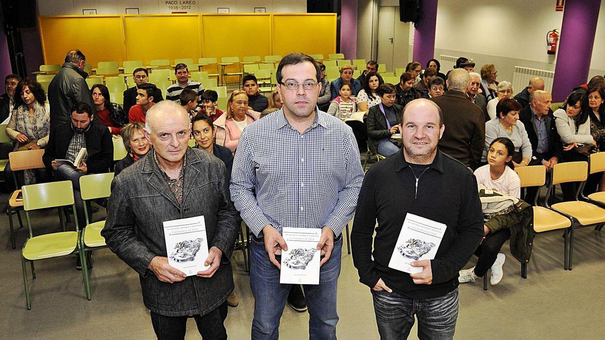 García Porral, en el centro, en la presentación de su libro sobre leyendas de Deza. |  // BERNABÉ/JAVIER LALÍN