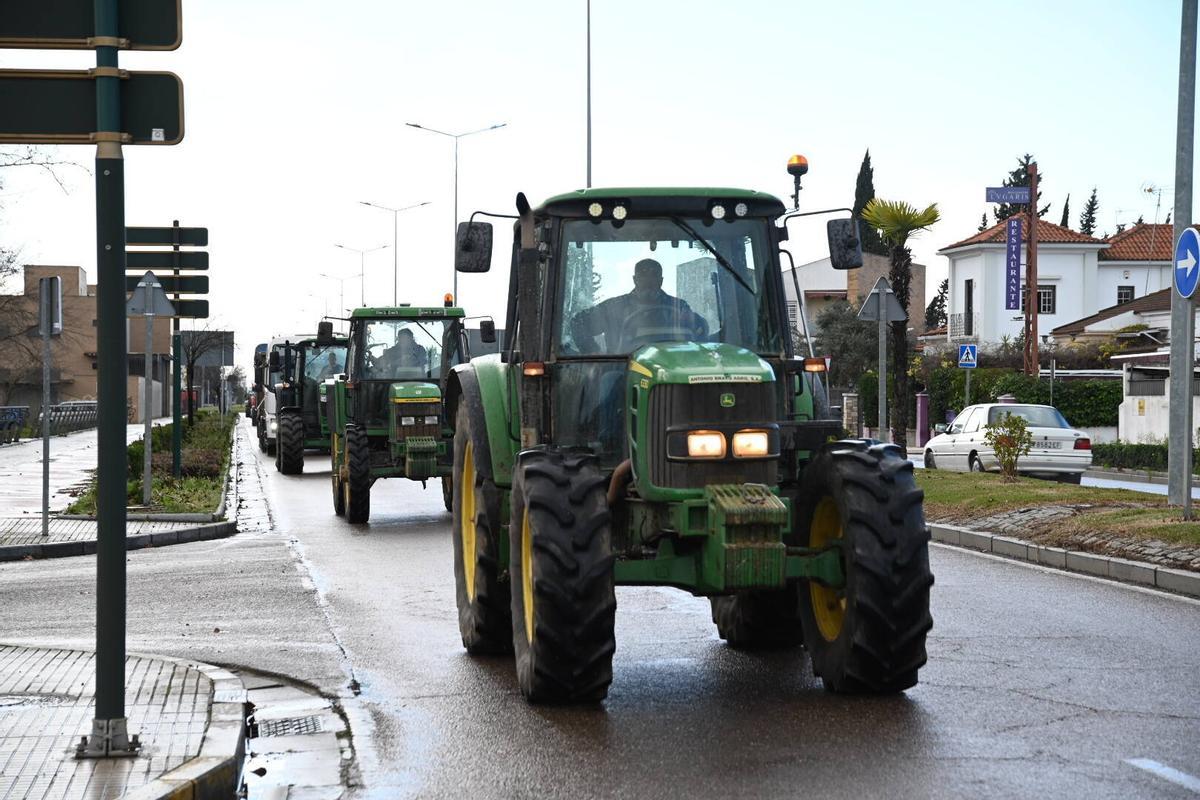 Los tractores por la avenida de Elvas en el camino de vuelta.