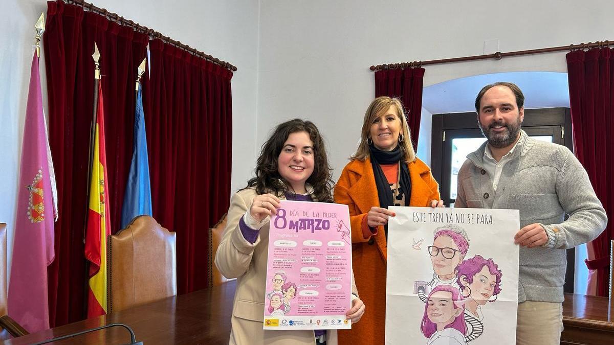 Por la izquierda, Carolina Fernández, concejala  de Igualdad; Lydia Medero, abogada del Centro Asesor de la Mujer, y David Álvarez, alcalde de Pravia, durante la presentación del programa.