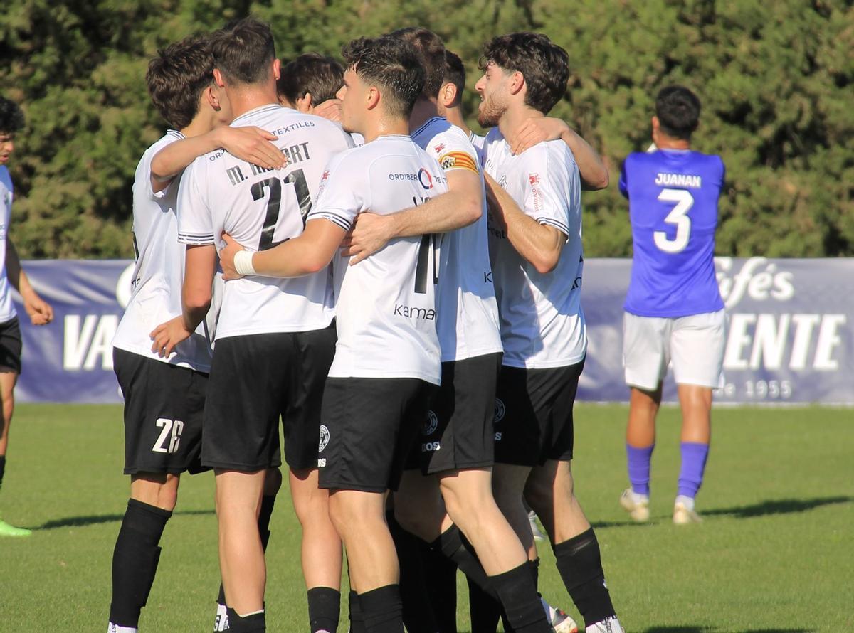 Jugadores del Ontinyent 1931 celebran el gol ante el Torrellano.