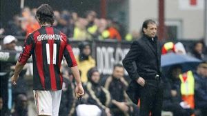 El davanter del Milan, Zlatan Ibrahimovic, és expulsat després de pagar al defensor Marco Rossi, durant el partit entre l’equip llombard i el Bari.