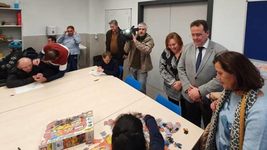 El alcalde de Sueca, Dimas Vázquez, durante su recorrido por las instalaciones.