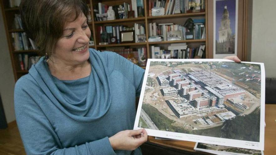 Rocío Mosquera muestra una fotografía de la construcción del Hospital Álvaro Cunqueiro.