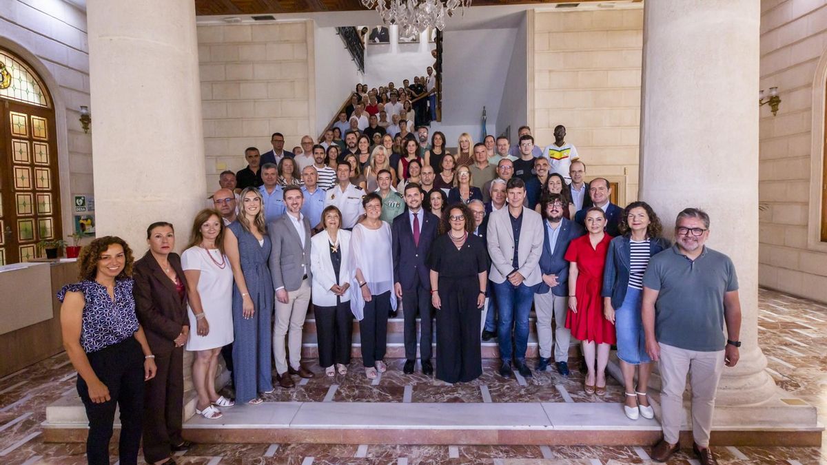 Autoridades municipales con representantes de los colectivos en la escalinata del ayuntamiento.