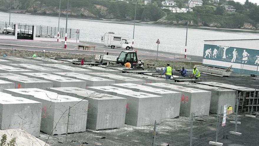 Obras de ampliación del puerto de Mirasol en Ribadeo realizadas en 2011 para acoger los tráficos de Ence.