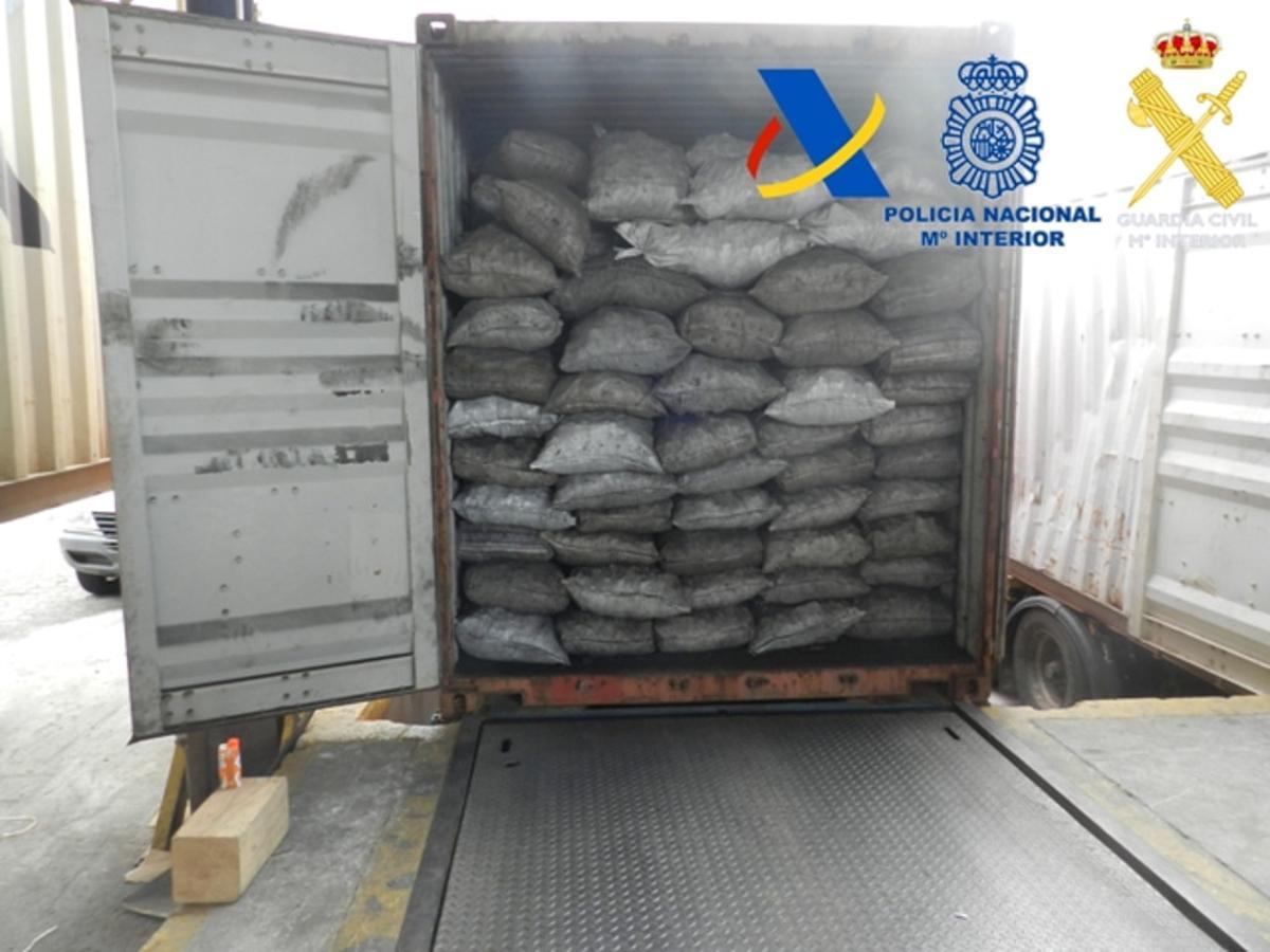 Doce detenidos por tráfico ilegal de cocaína en puertos españoles. En la foto, contenedor intervenido en el puerto de Algeciras con 2.065 kilos de coca.