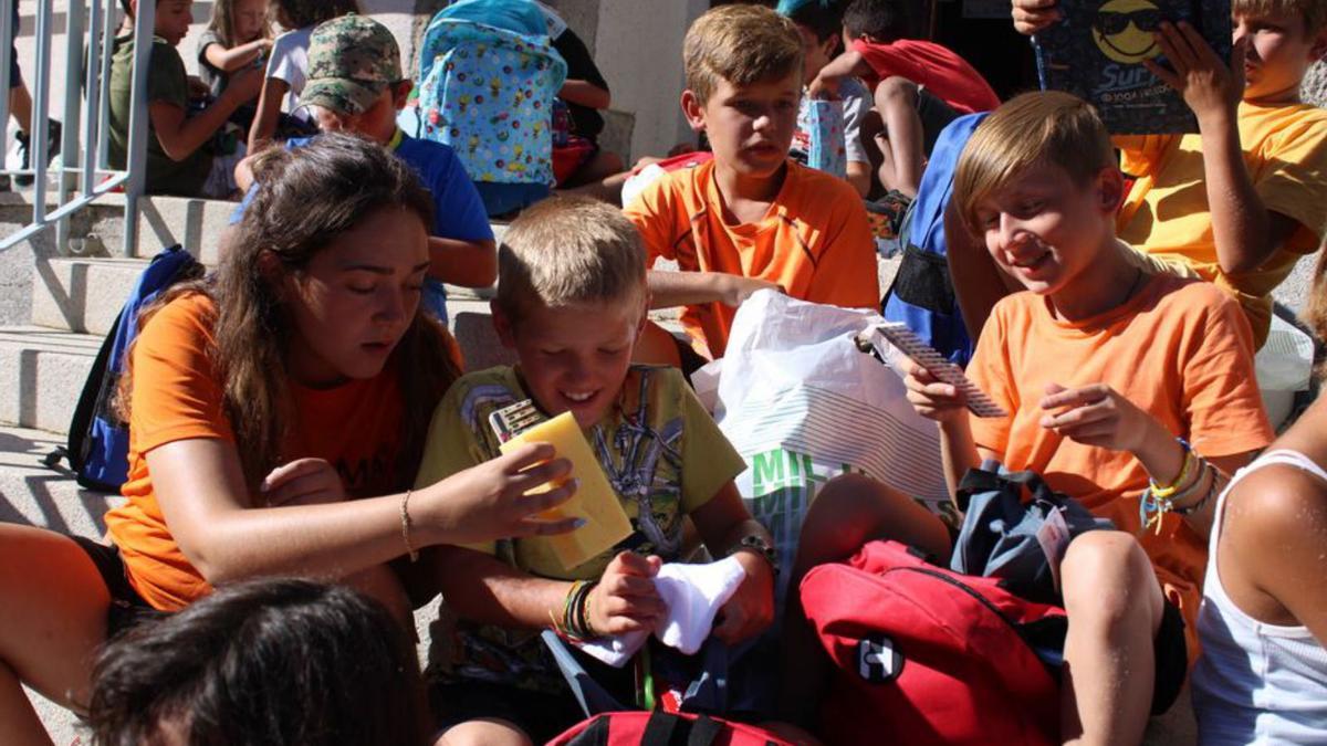 Los niños abren entusiasmados los paquetes. | A. S.