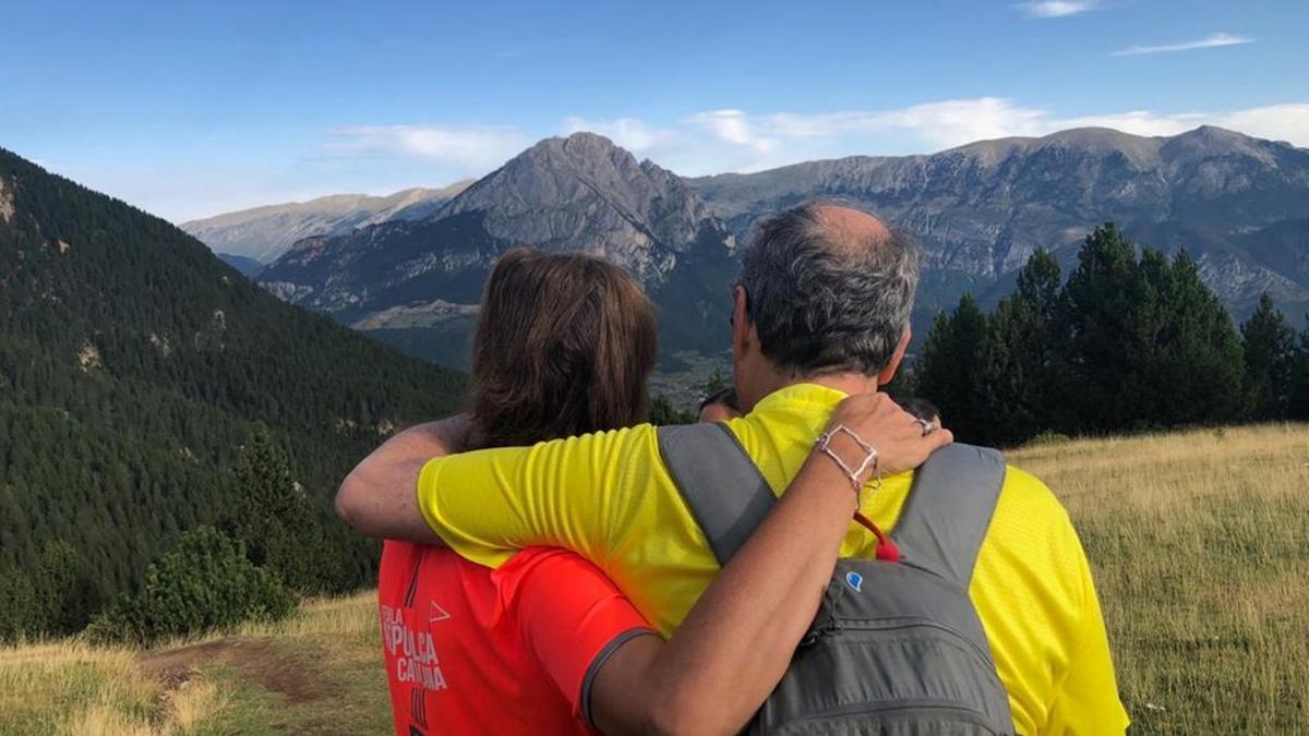 Quim Torra y su esposa, de espaldas, en el Prepirineo catalán, donde están de vacaciones.