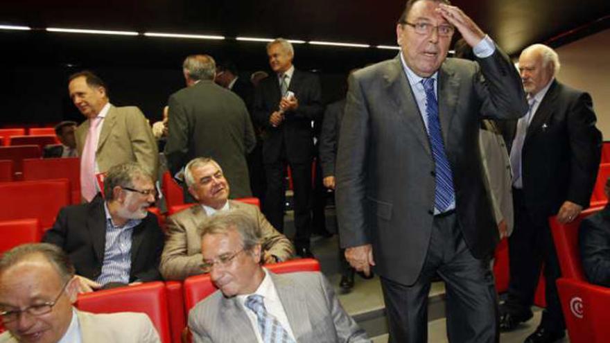 Garrigós se enfrenta a un conato de rebelión en el pleno de la Cámara