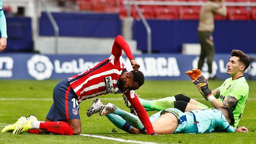 Dembelé se lamenta ante el portero del Levante UD, Cárdenas. | AFP7/EUROPA PRESS