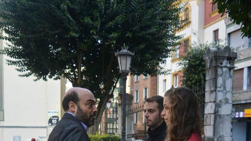 Iglesias Caunedo, ayer, con Sonia Carreño y Javier Álvarez.