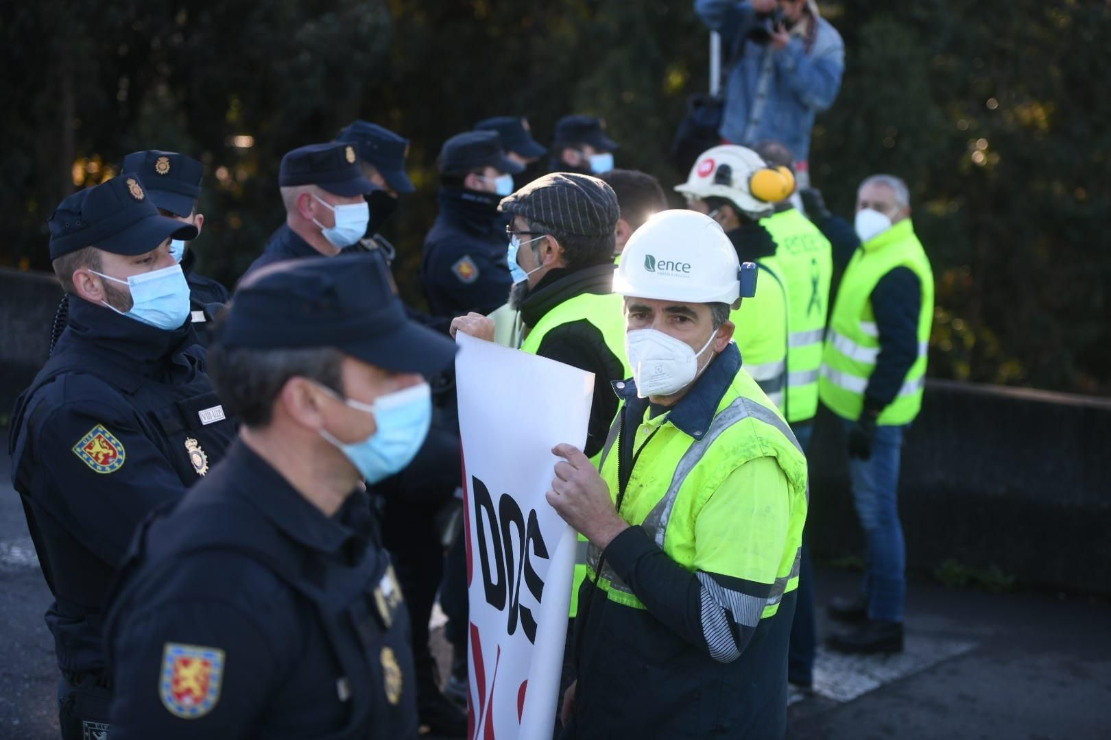 Movilización de los trabajadores de Ence: cortan la autovía de Marín con neumáticos ardiendo