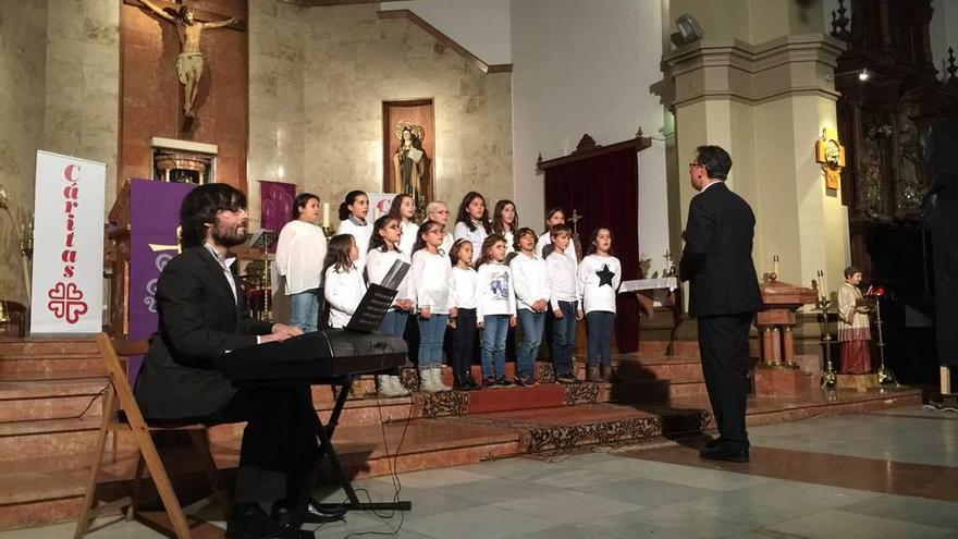 La Coral Polifónica Piloñesa, ayer, en la iglesia de Infiesto.