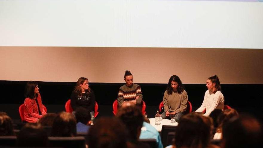 Cristina Gallo, Bea Álvarez, Raquel Álvarez, Sara González y Jone Azkue, ayer, en la mesa redonda celebrada en el Centro Niemeyer de Avilés.