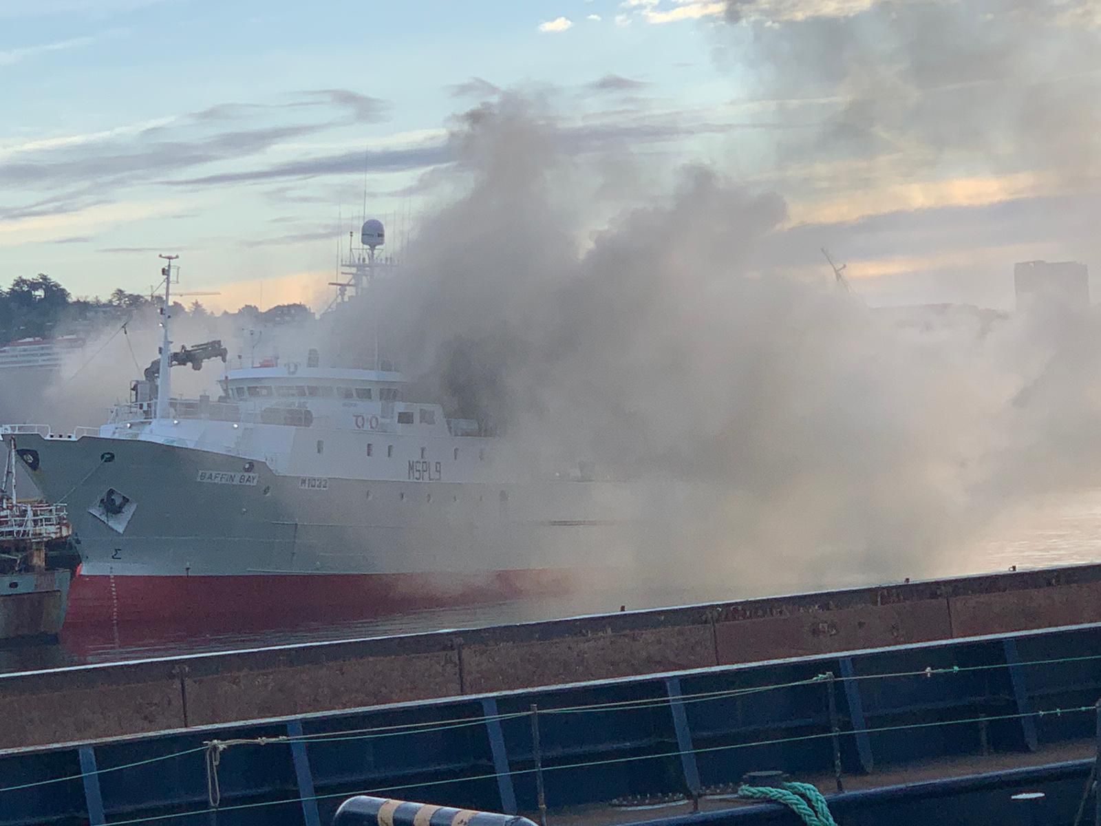 Incendio de un pesquero en el puerto de Vigo