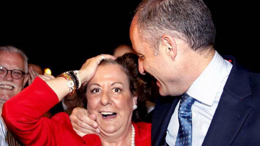 Camps abraza a una Rita Barberá profundamente emocionada tras conocer los resultados.