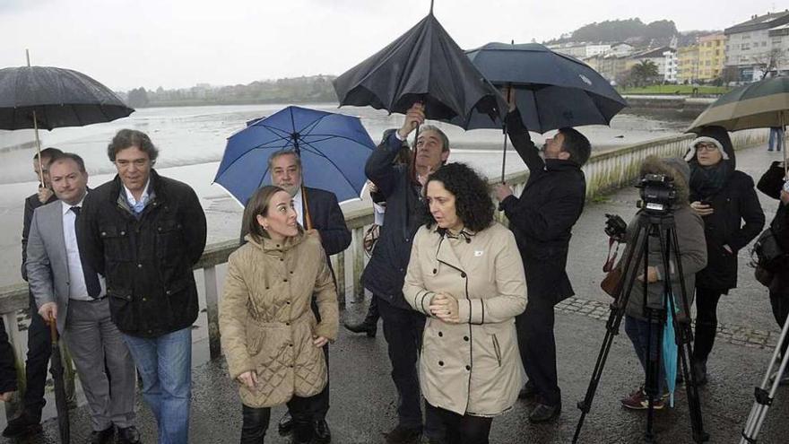 La conselleira de Medio Ambiente, Ethel Vázquez, a la izquierda, y la delegada de la Xunta, Belén do Campo, en la ampliación del puente de O Burgo, el pasado mes de marzo.