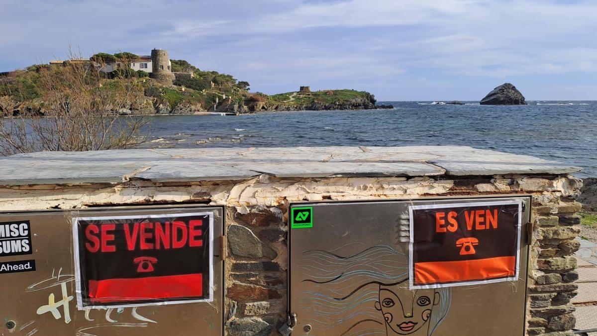 Cartells de 'Es ven' que han aparegut a Cadaqués.