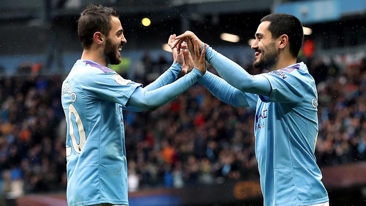 Bernardo Silva e Ilkay Gündogan celebran un gol del City ante el Aston Villa en octubre de 2019.