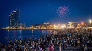 Barcelona 23/06/2025 Barcelona. Celebración Sant Joan de noche, en las playas de la Barceloneta. AUTOR: MANU MITRU