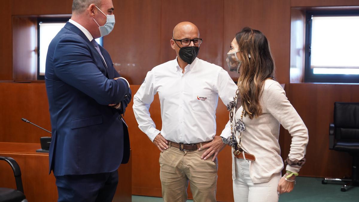 Santiago Abad charla con Marta Fernández (Vox y Juan Carlos Gracia (PP)