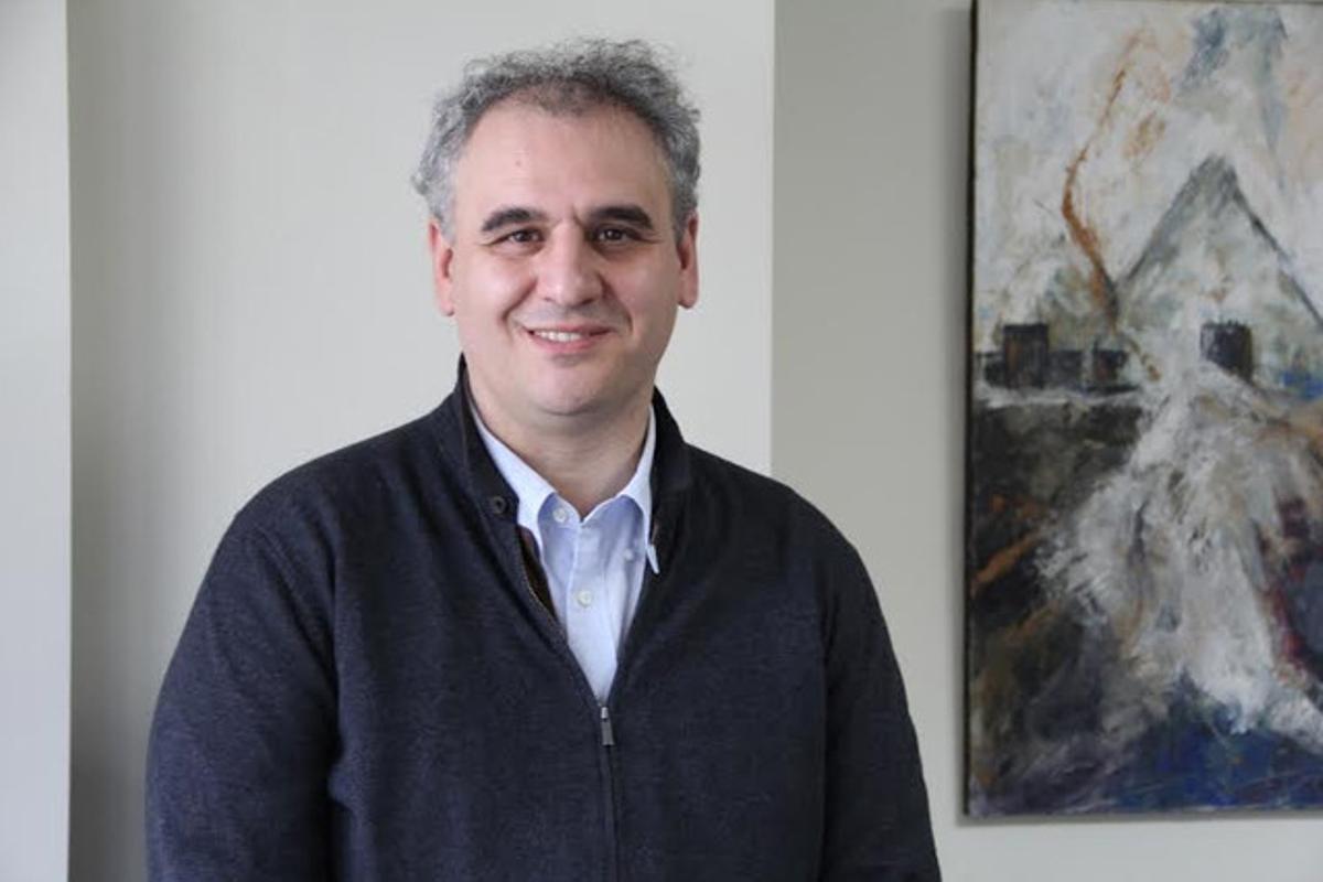 En els anys 90 Carlos Barrabés va fundar Barrabes.com, una de les primeres botigues ’on line’. En els anys 90 Carlos Barrabés va fundar Barrabes.com, una de les primeres botigues ’on line’.
