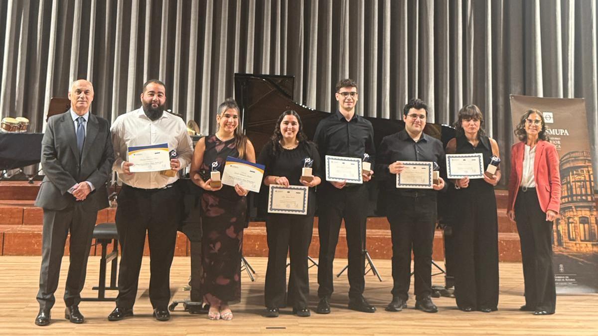 Por la izquierda, el director del Conservatorio, Fernando Agüeria; Ramón Castelao, Paula Palencia, Lidia Meleiro, Alfonso Huerta, Francisco Javier Ferreras, la profesora Julia Segovia y Liliana Valdés, de Caja Rural.
