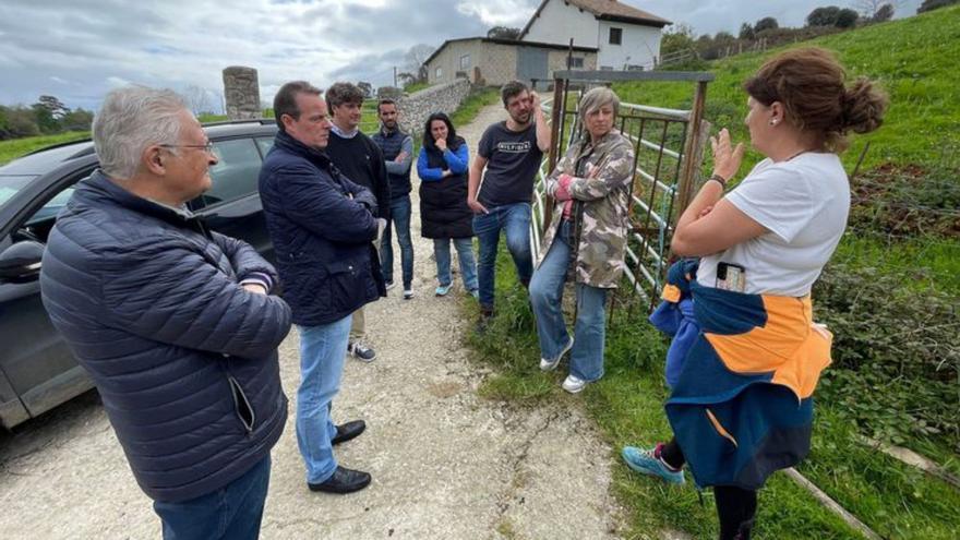 Por la izquierda, Antonio Trevín, Marcelino Marcos, Luis Arenas, Esteban Amieva y Laura Inguanzo, Manuel Romano, Rocío Huerta y Ana Rosa Rozada, en Porrúa (Llanes).