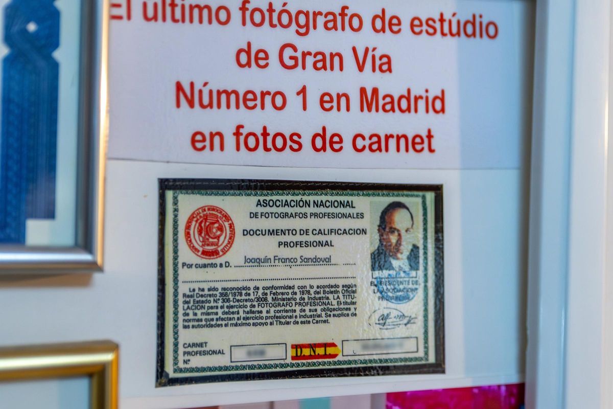 Joaquín Franco es el único fotógrafo en Madrid que conserva el carnet profesional del oficio, necesario durante la dictadura.