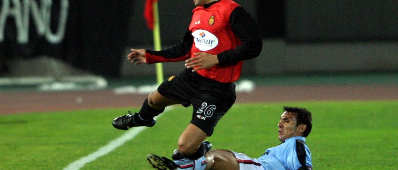Gustavo López entra en falta sobre Gustavo López en el partido disputado en Son Moix en enero de 2004.